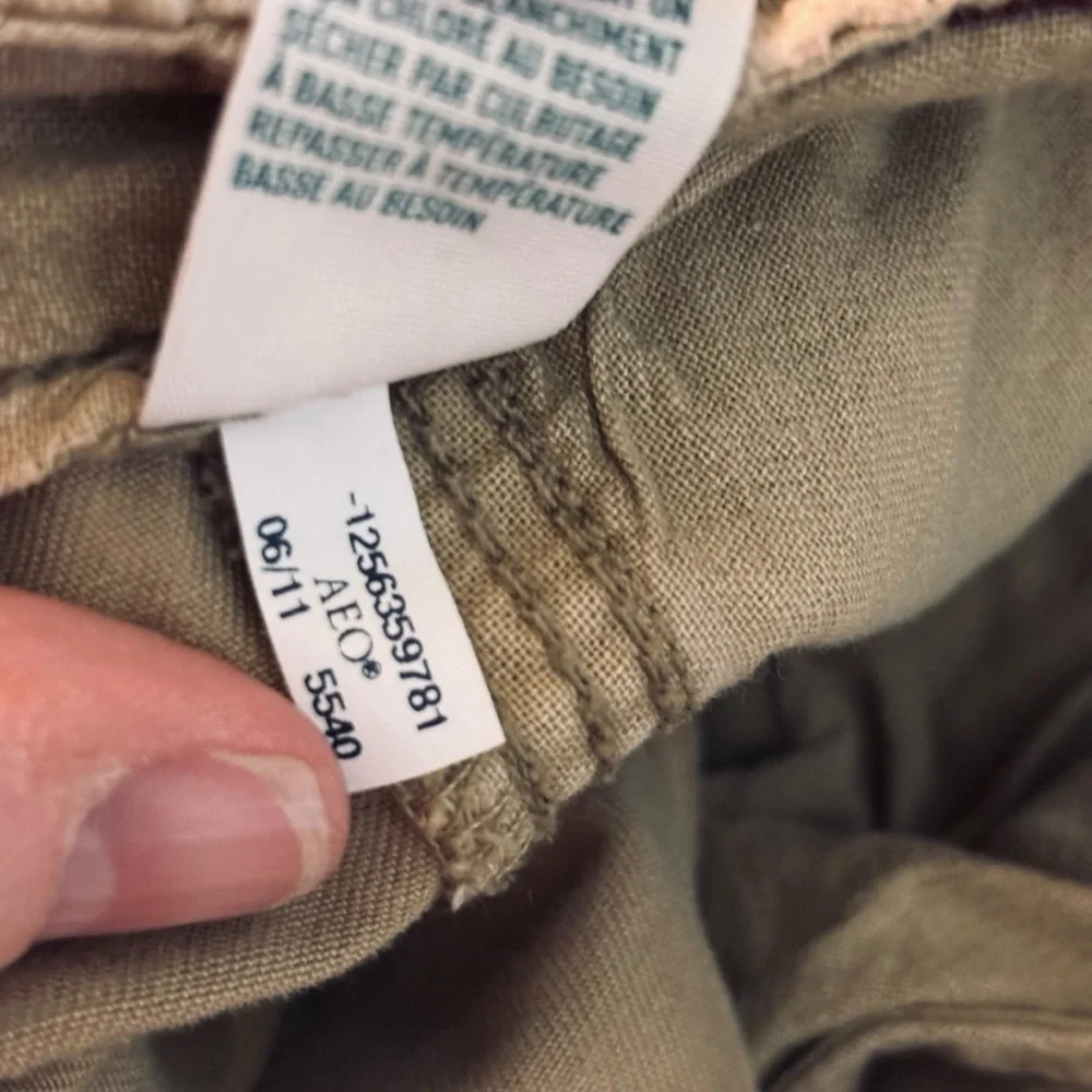American Eagle Outfitters Very Y2K Classic Cargo Shorts – Sz 38 (Excellent)